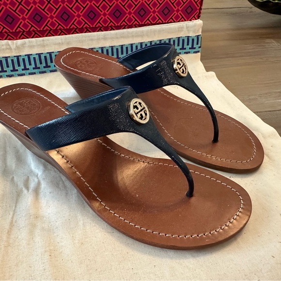 Tory Burch Cameron Wedge Thong Sandals Navy/Gold 8.5 - Picture 3 of 9